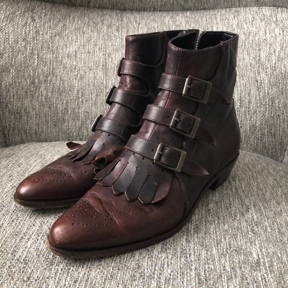 Modern vice wingtip boots